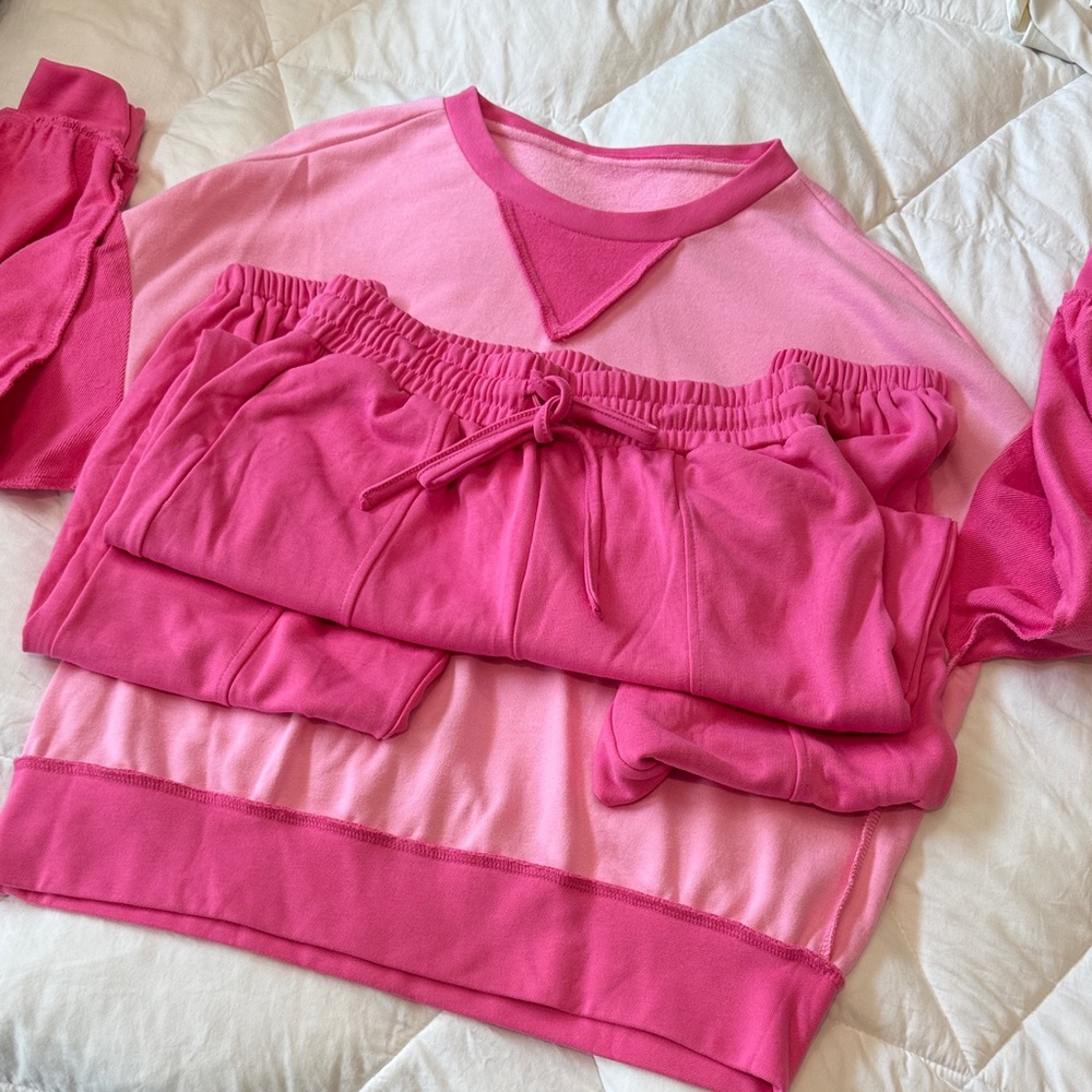 NWOT- Women's Two-Tone Pink Lounge Set - Cozy Sweatshirt & Joggers- Med